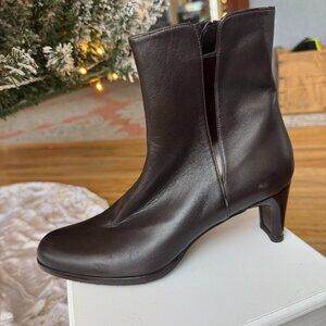 Women's Brown Leather Ankle Boots - Stuart Weitzman Size 6